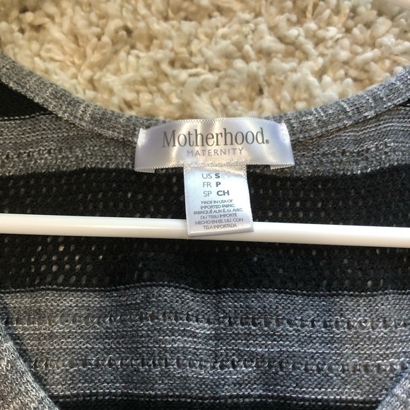 4 Maternity tops, size small - Picture 3 of 10